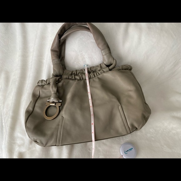 Salvatore Ferragamo handbag gorgeous. Taupe color - Picture 4 of 13